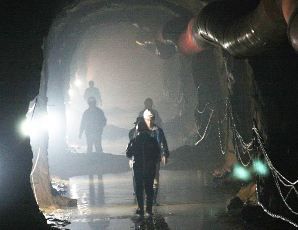 A group of rescuers leave the tunnel after a long digging day at 11 p.m. on December 17 (Photo: SGGP)